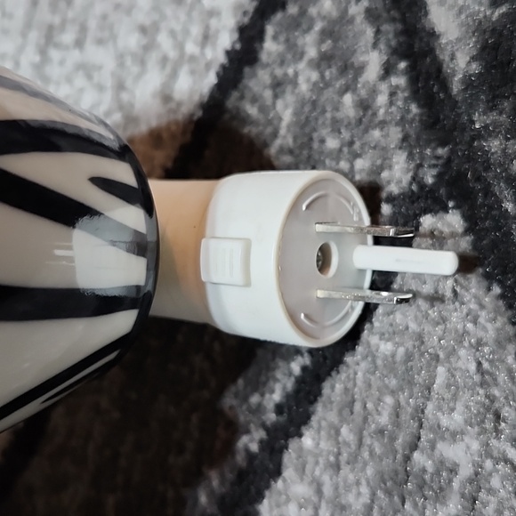 SCENTSY ZEBRA PRINT MINI PLUG-IN WALL WAX WARMER NIGHT LIGHT - Picture 3 of 9